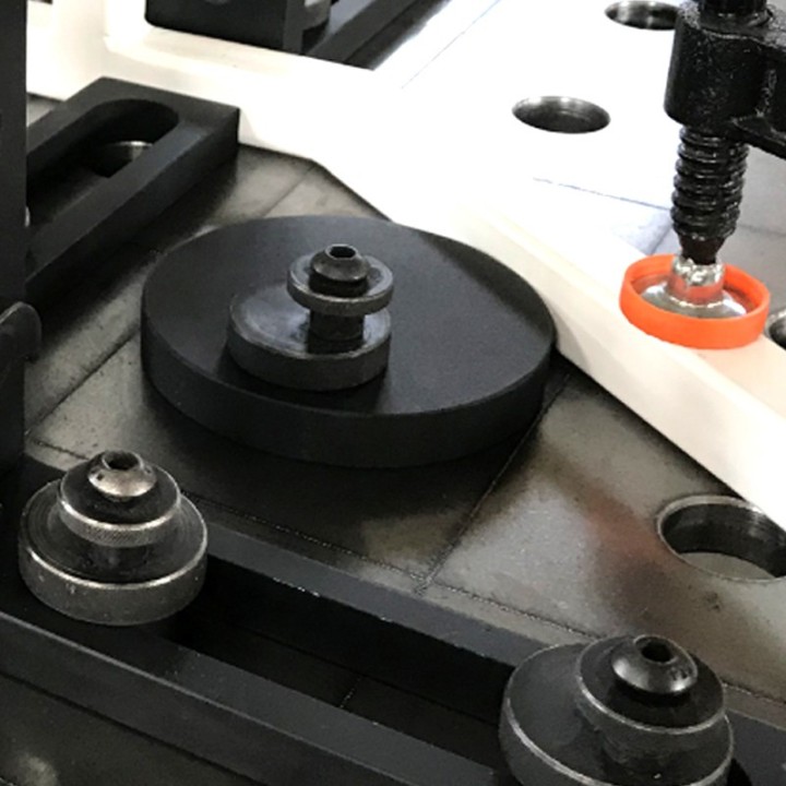 Battuta eccentrica 100mm GPPH per tavoli saldatura SteelExpert, spessore 25mm, fori 28mm