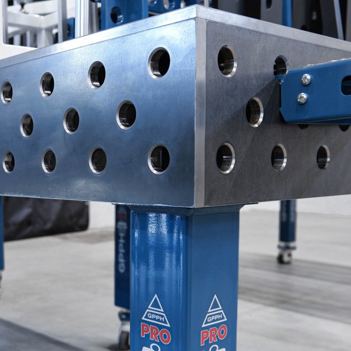 Banco per saldatura SteelMax GPPH 1,2x1mt spessore 15mm, fori 28mm in griglia diagonale