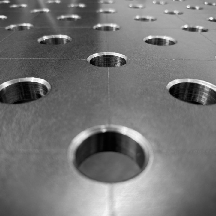 Banco per saldatura SteelMax GPPH 1,2x0,8mt spessore 15mm, fori 28mm in griglia diagonale