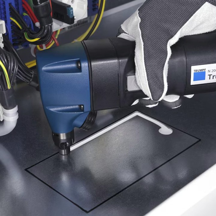 Roditrice elettrica Trumpf TruTool N200 550W per taglio lamiere, spessore max 2mm