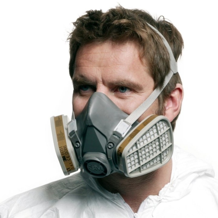 respiratore a semimaschera 3M 6200 indossata