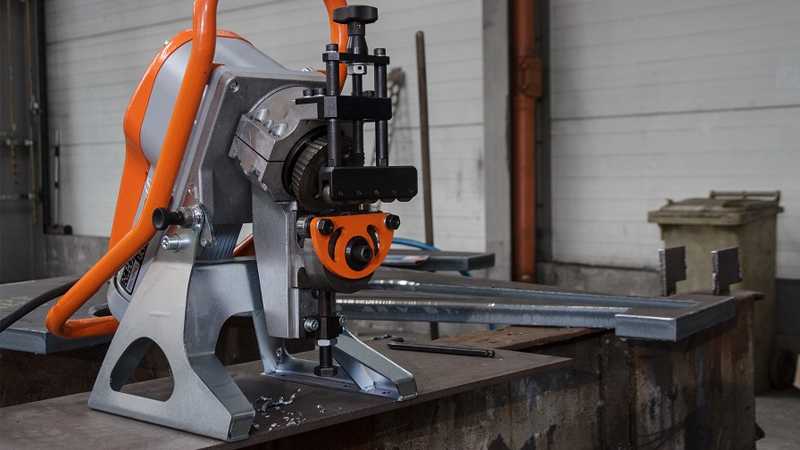 Dettaglio smussatrice automatica UZ12 Ultralight NKO Machines